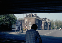 853264 Gezicht in de Bleekstraat te Utrecht, vanonder het spoorviaduct.